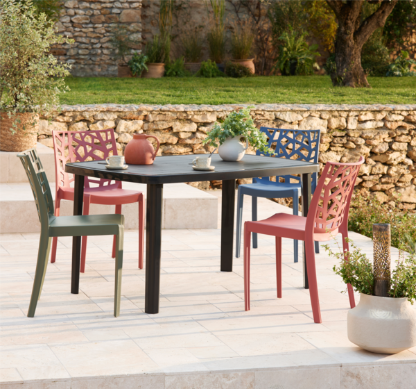 TABLE OVALE EN POLYPROPYLENE BLANCHE 